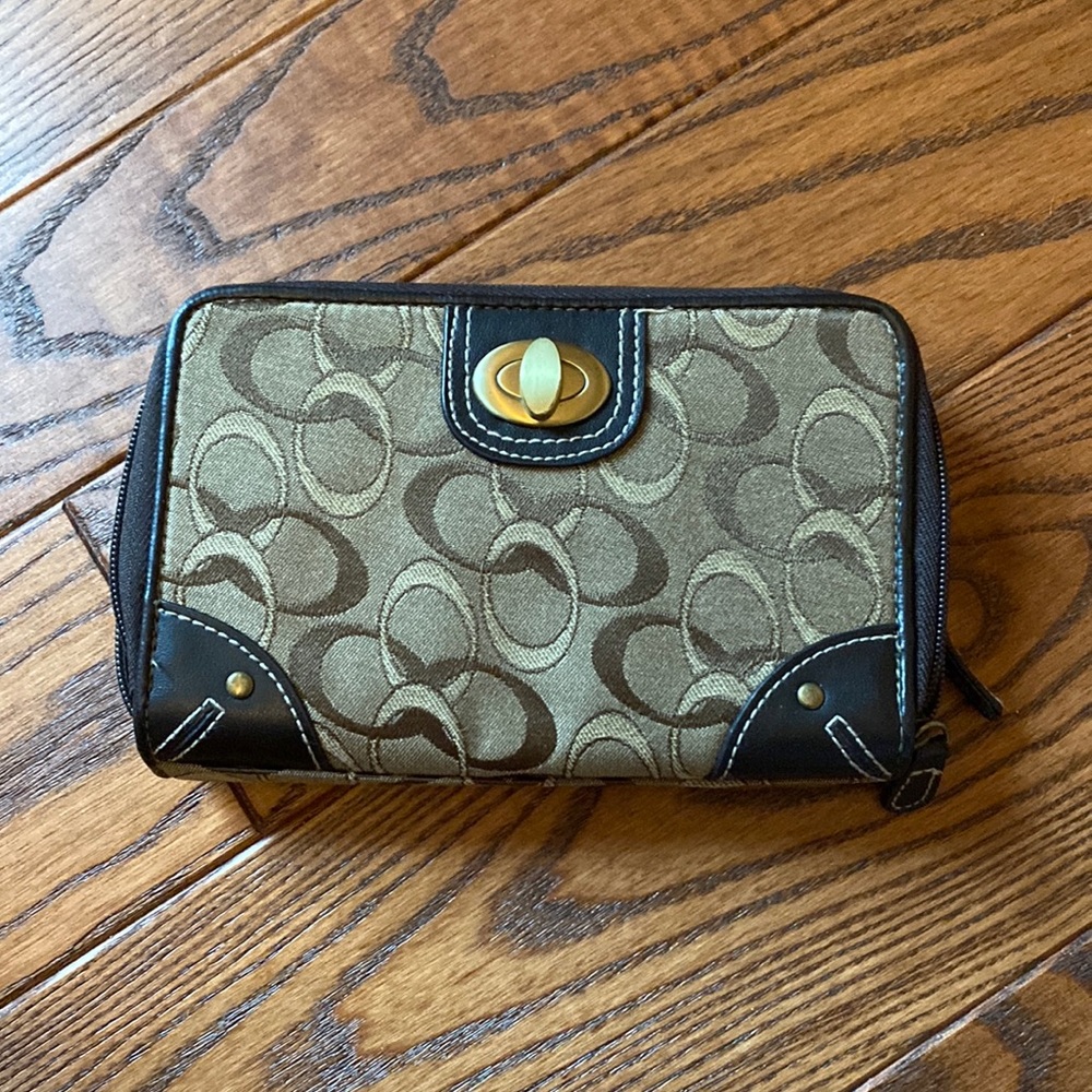 Wallet with mirror